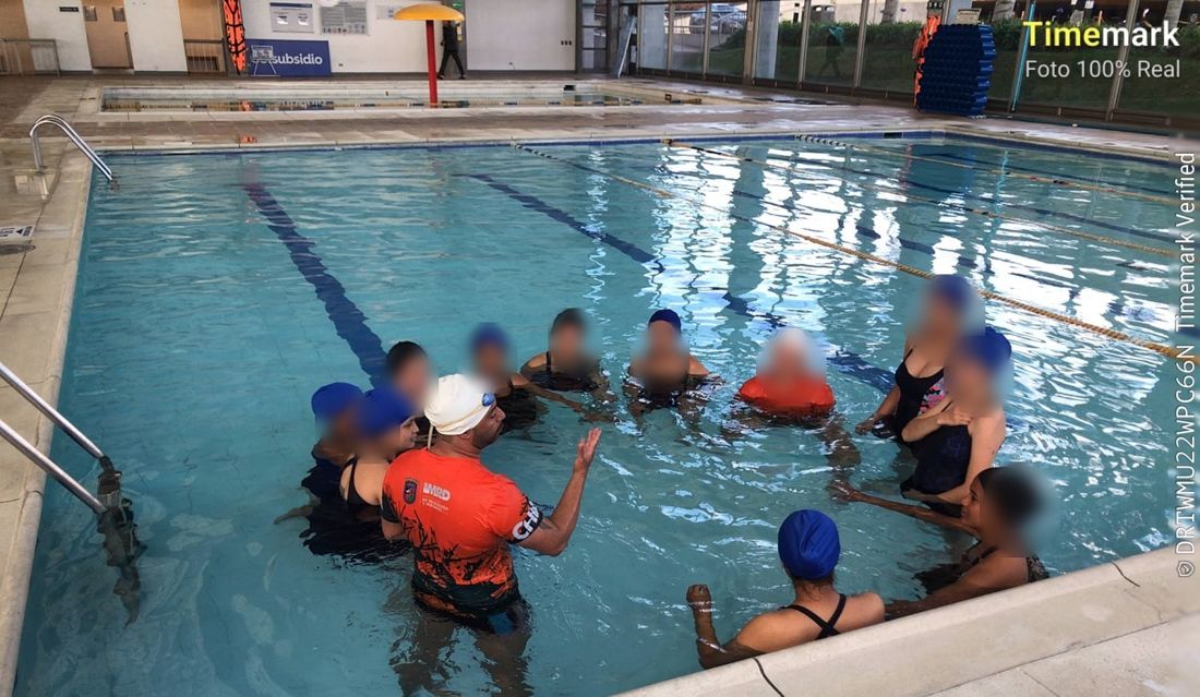 Madres gestantes y en posparto en una sesión de actividad física en piscina
