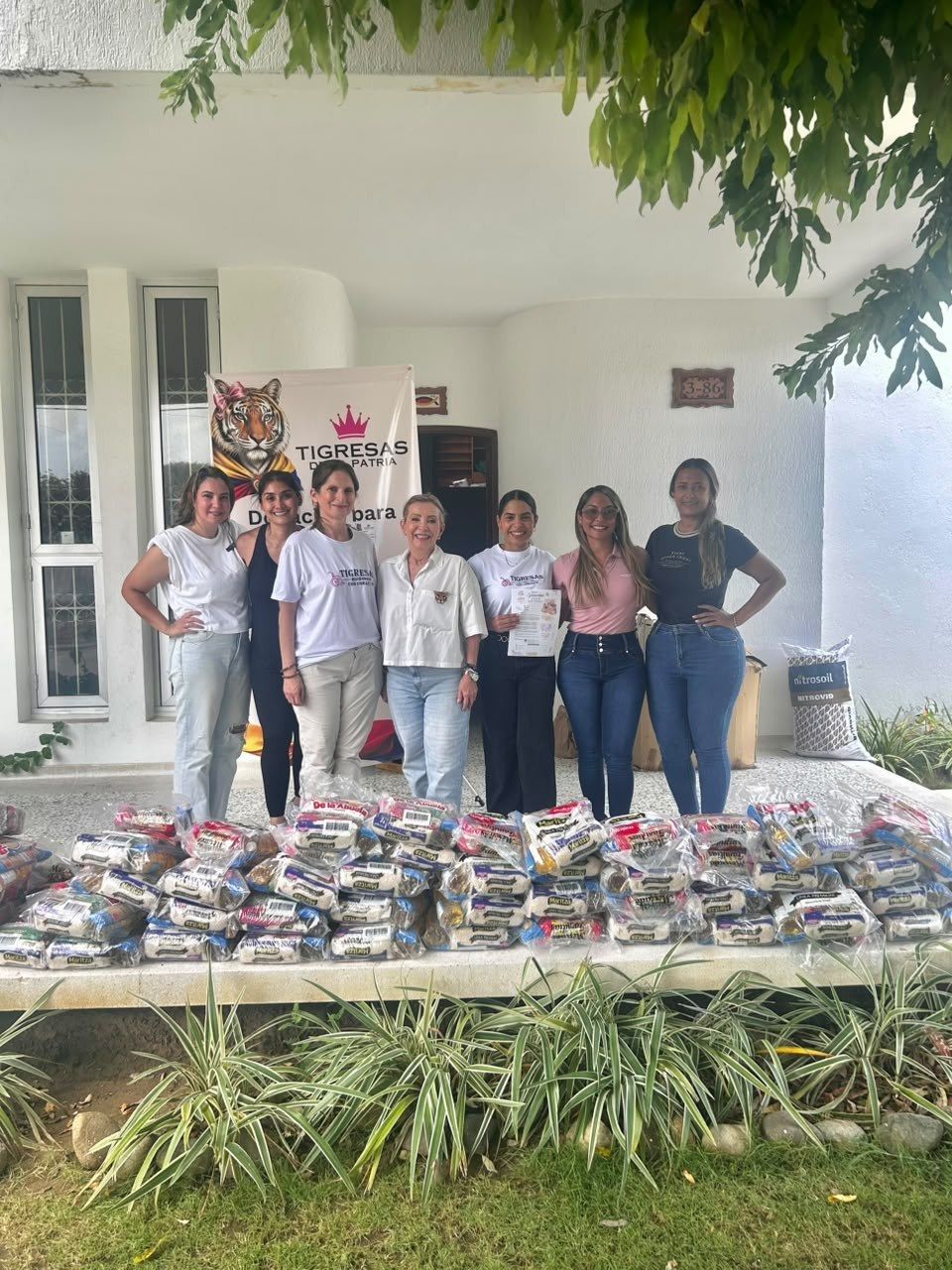 Equipo de la Fundación recibiendo una donación de alimentos de Tigresas de la Patria