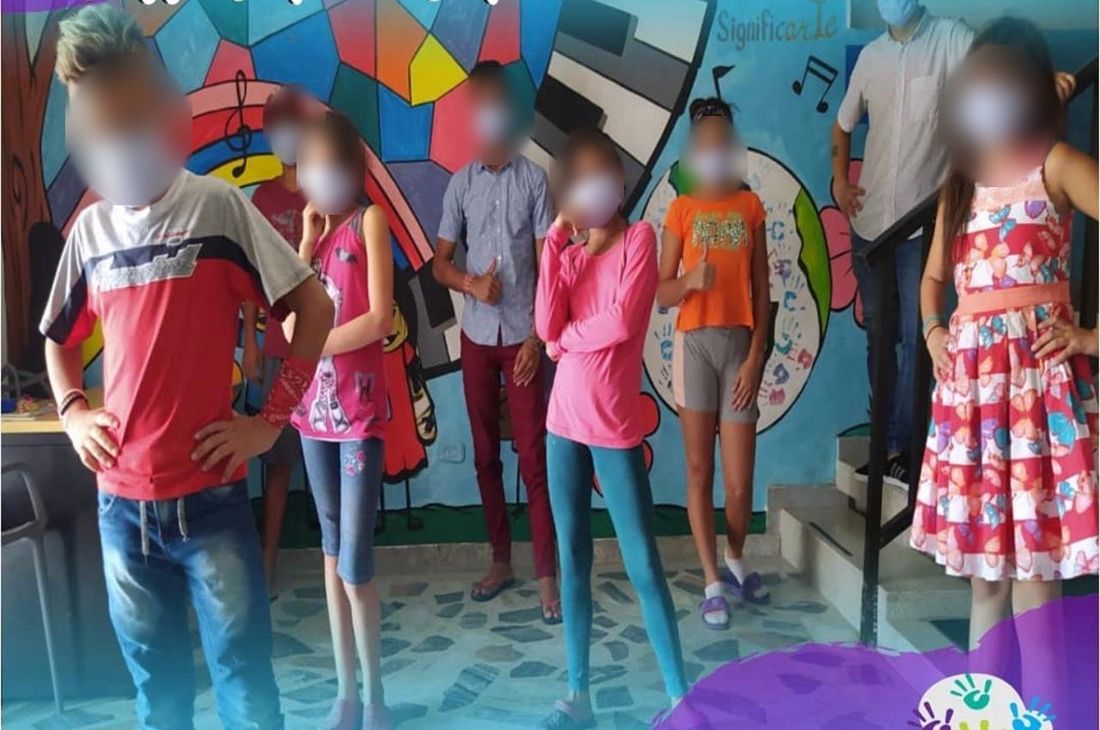 Niñas, niños y adolescentes de la sede de Riohacha frente a un mural