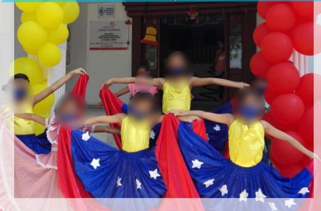 Niñas bailando con trajes típicos en el Día Internacional del Migrante