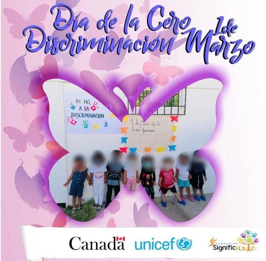 Niños frente a un mural por el Día de la Cero Discriminación