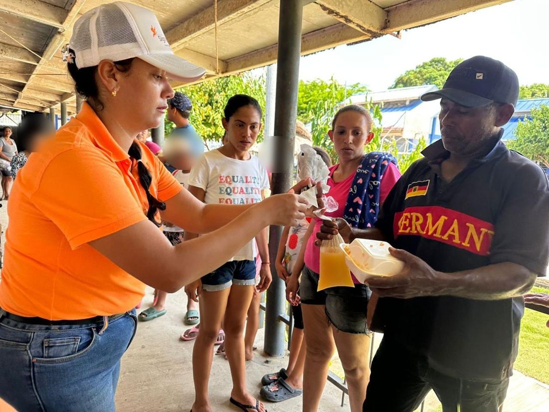 Equipo de la Fundación entregando alimentos a familias afectadas por el frente frío en Córdoba