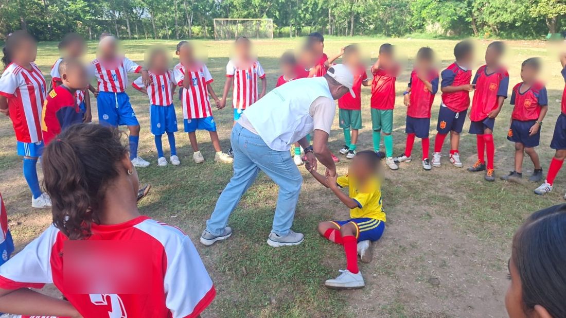 Niñas y niños en una actividad de fútbol con un facilitador de la Fundación en Córdoba