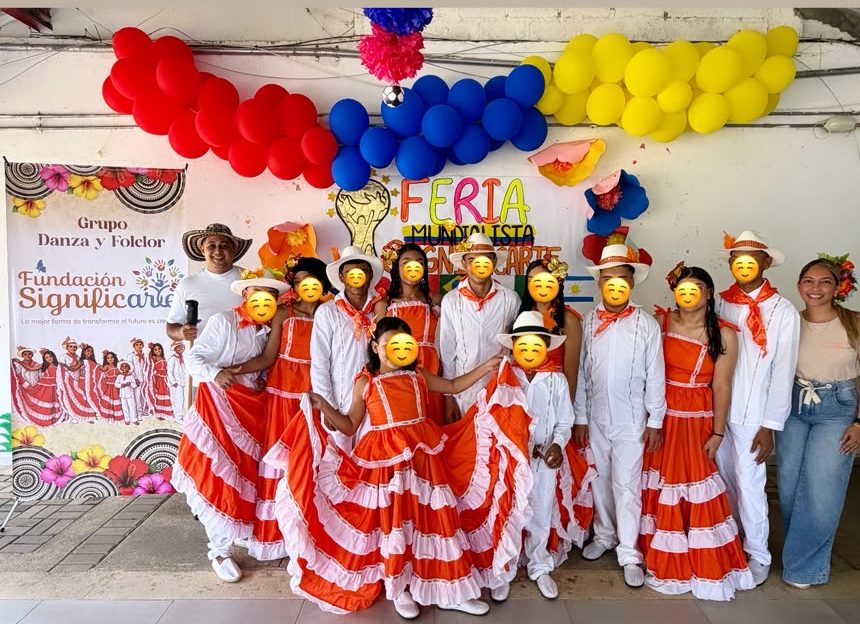 Grupo de danza y folclor del Internado de Montería con trajes típicos en la Feria Mundialista