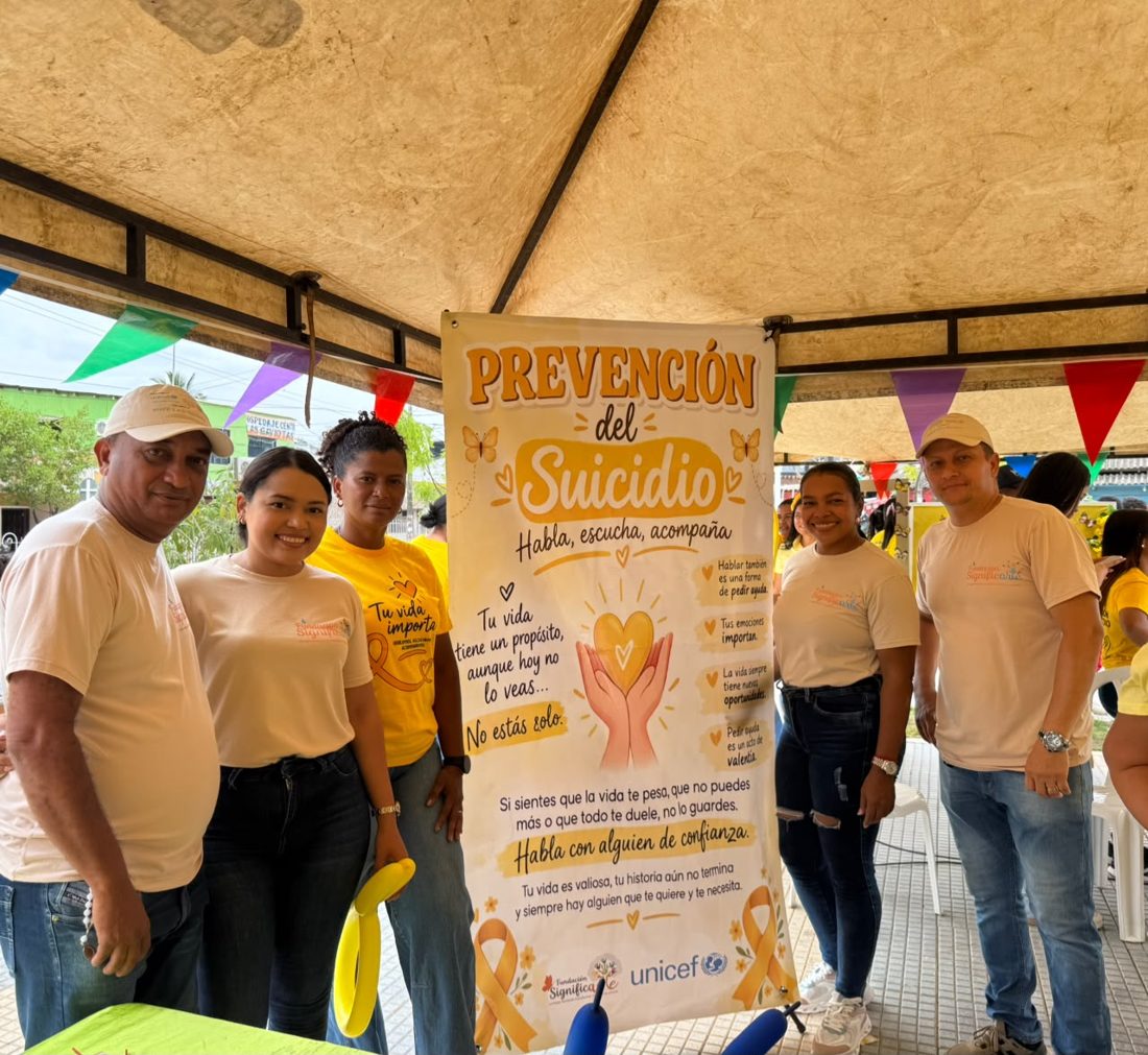 Equipo de la Fundación junto al pendón de la jornada de prevención del suicidio con UNICEF